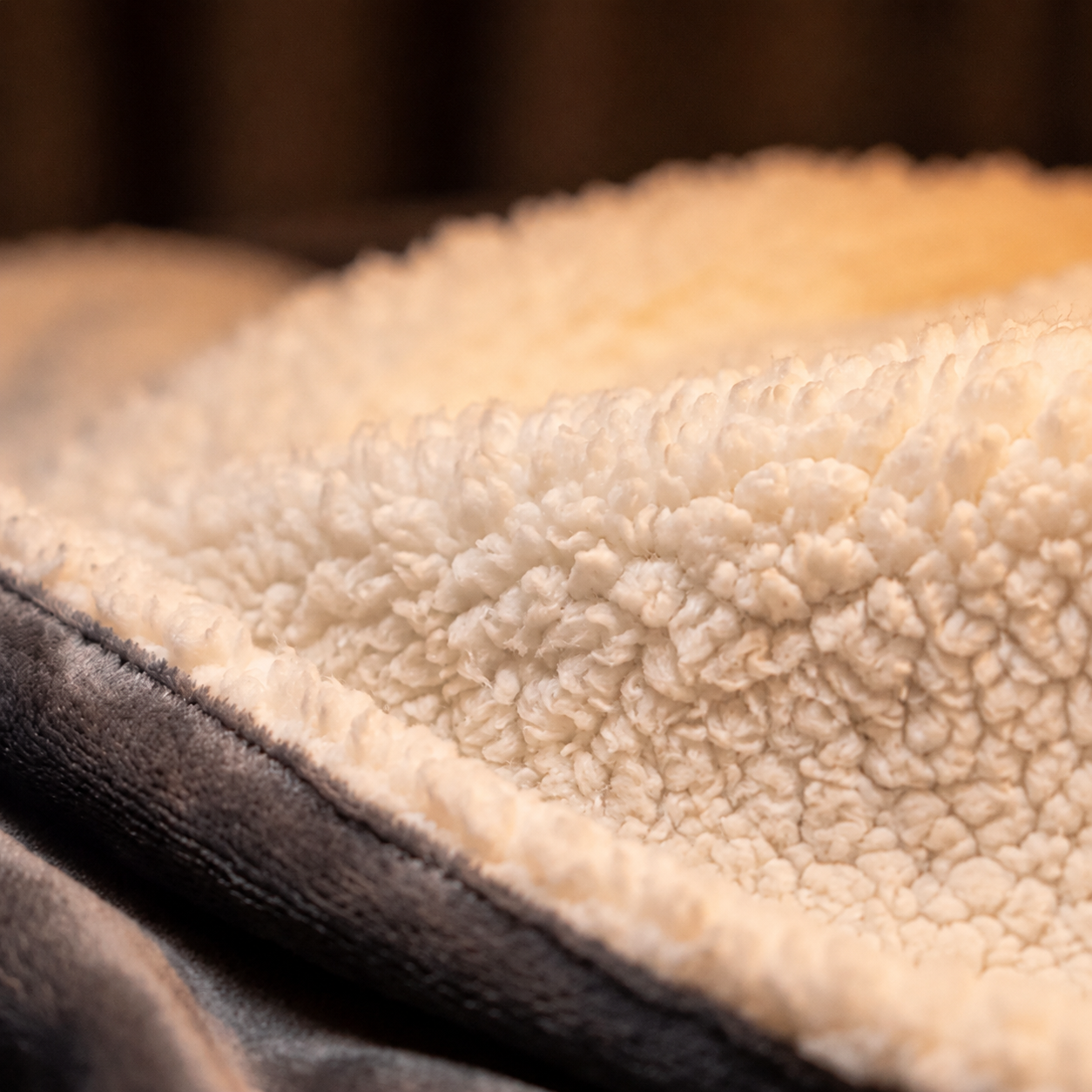 Sherpa à l’intérieur. Velours doux à l’extérieur.